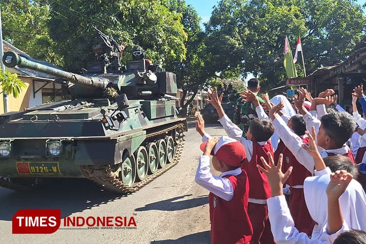 Murid SD Gembira Melihat Kendaraan Tempur Tank Saat Latgab TNI 2023